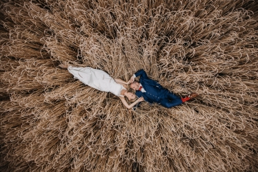 Amazing scene from a wedding day captured by Benedikt Knüttel